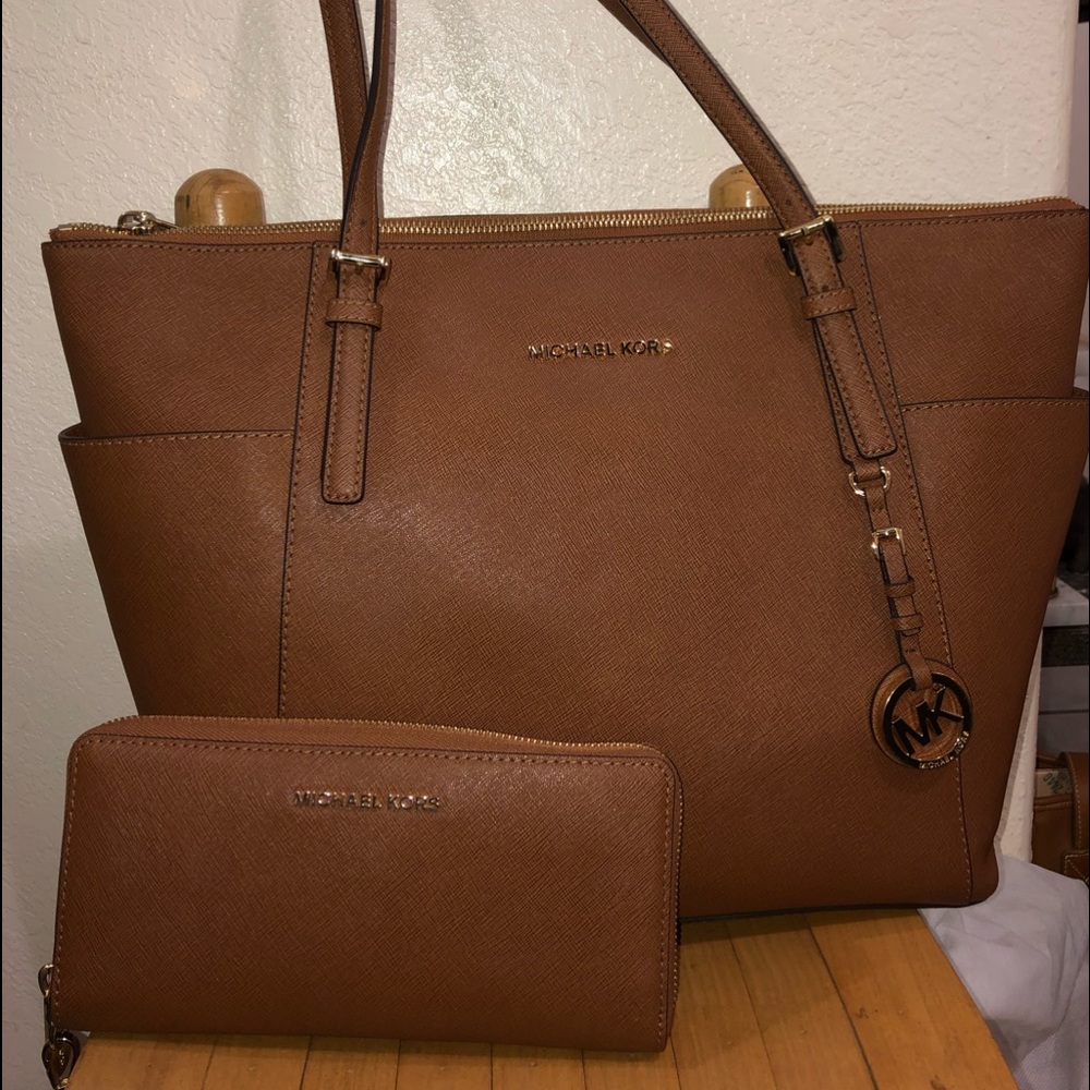 Michael Kors Purse and wallet. Includes dusts bag